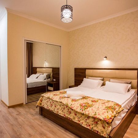 Yellow apartment in Avlabari Tbilisi Buitenkant foto