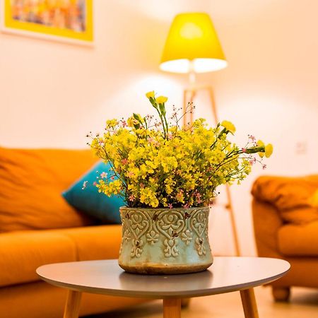 Yellow apartment in Avlabari Tbilisi Buitenkant foto