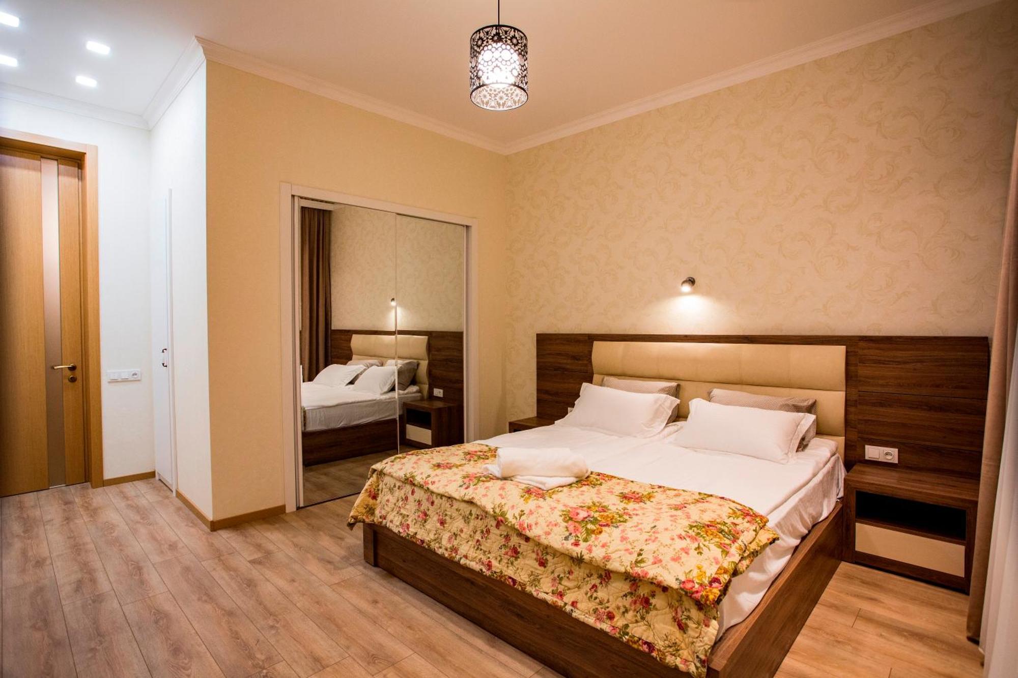 Yellow apartment in Avlabari Tbilisi Buitenkant foto