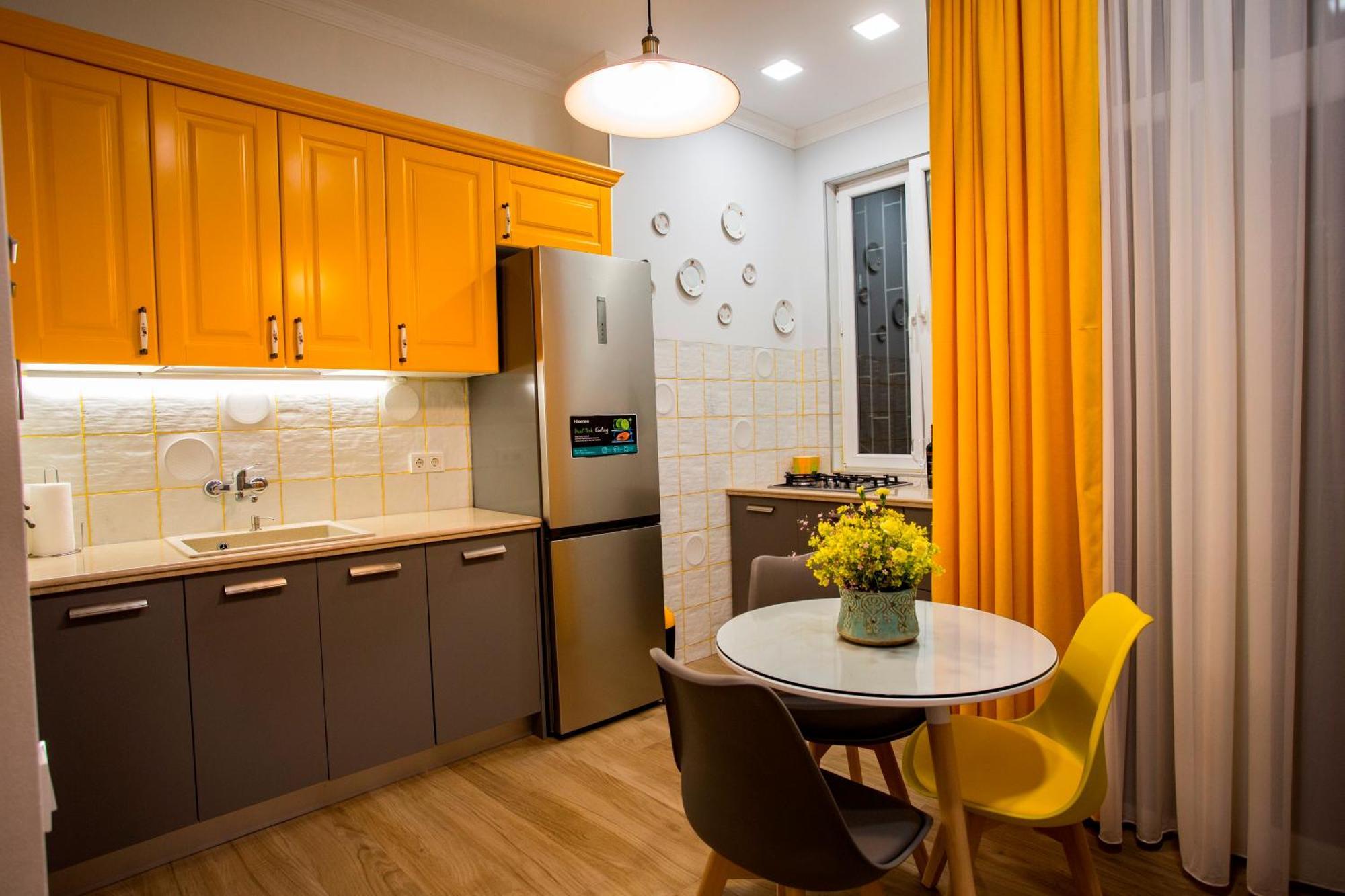 Yellow apartment in Avlabari Tbilisi Buitenkant foto