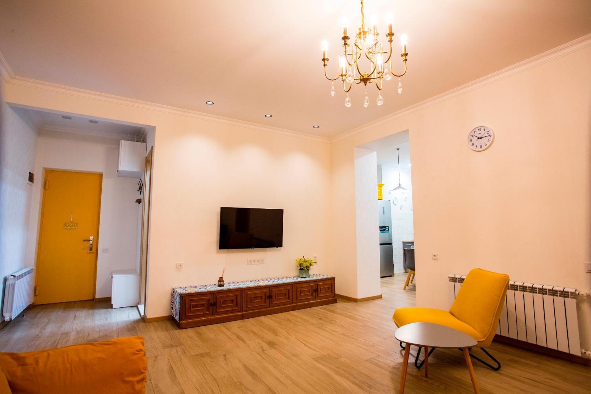 Yellow apartment in Avlabari Tbilisi Buitenkant foto