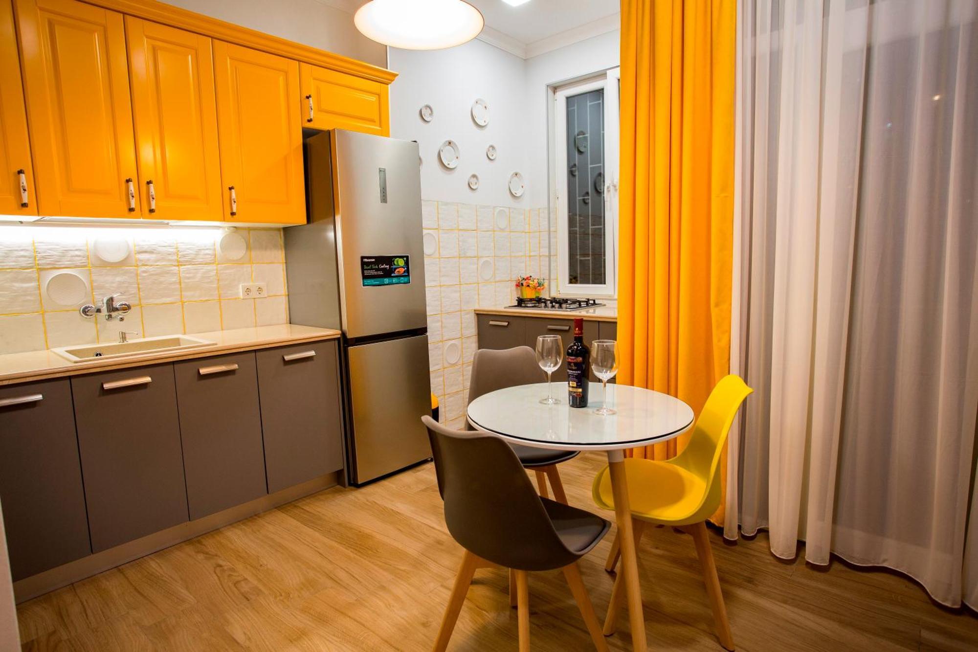 Yellow apartment in Avlabari Tbilisi Buitenkant foto