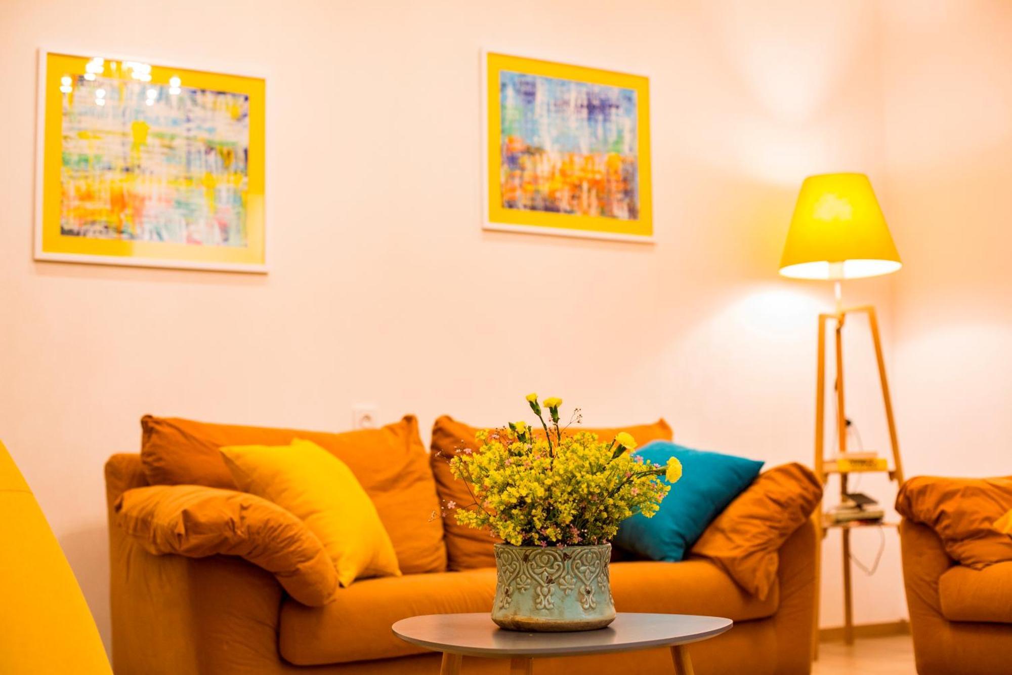 Yellow apartment in Avlabari Tbilisi Buitenkant foto