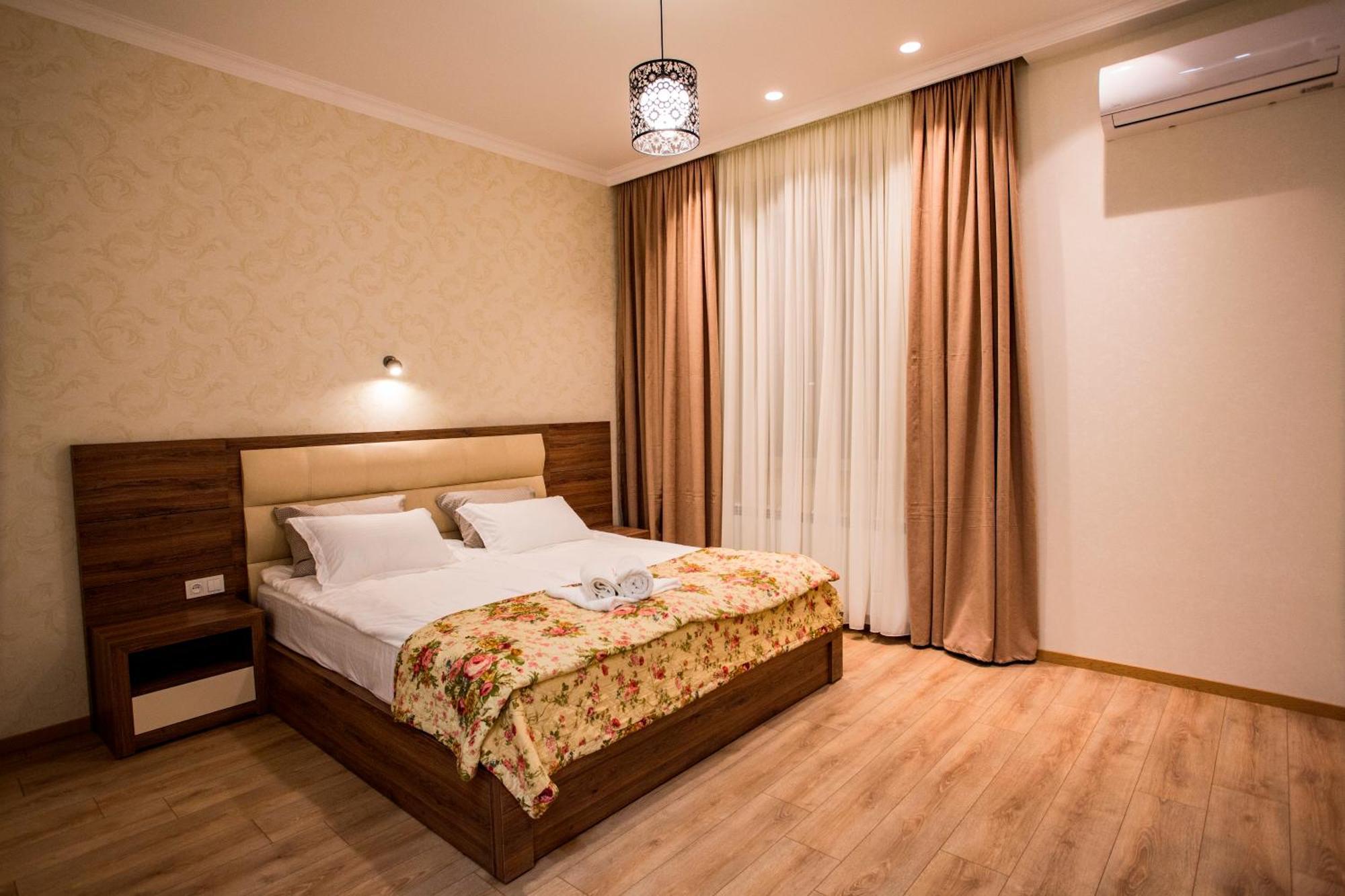 Yellow apartment in Avlabari Tbilisi Buitenkant foto
