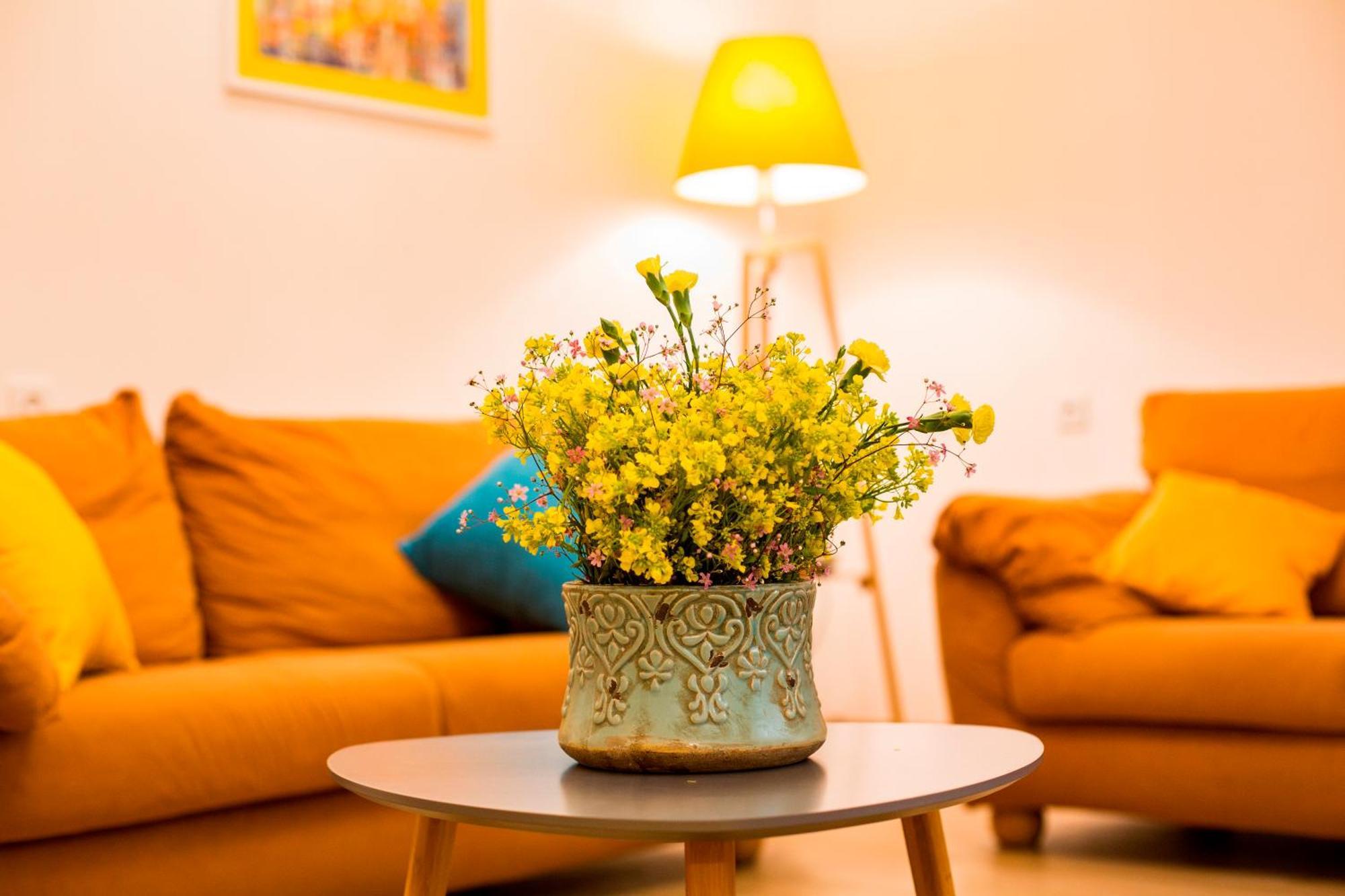 Yellow apartment in Avlabari Tbilisi Buitenkant foto