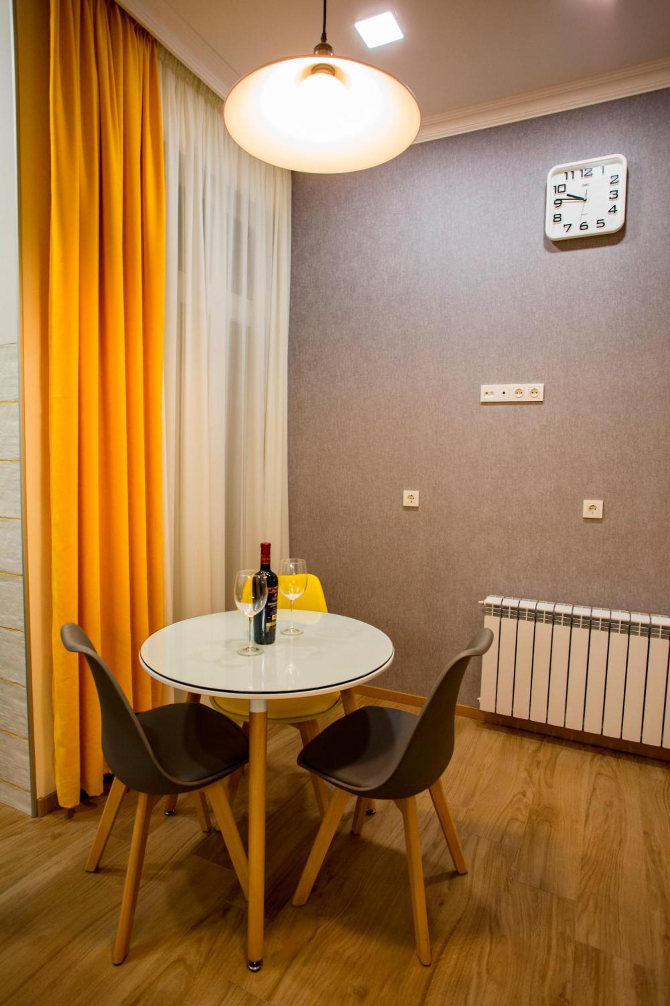 Yellow apartment in Avlabari Tbilisi Buitenkant foto