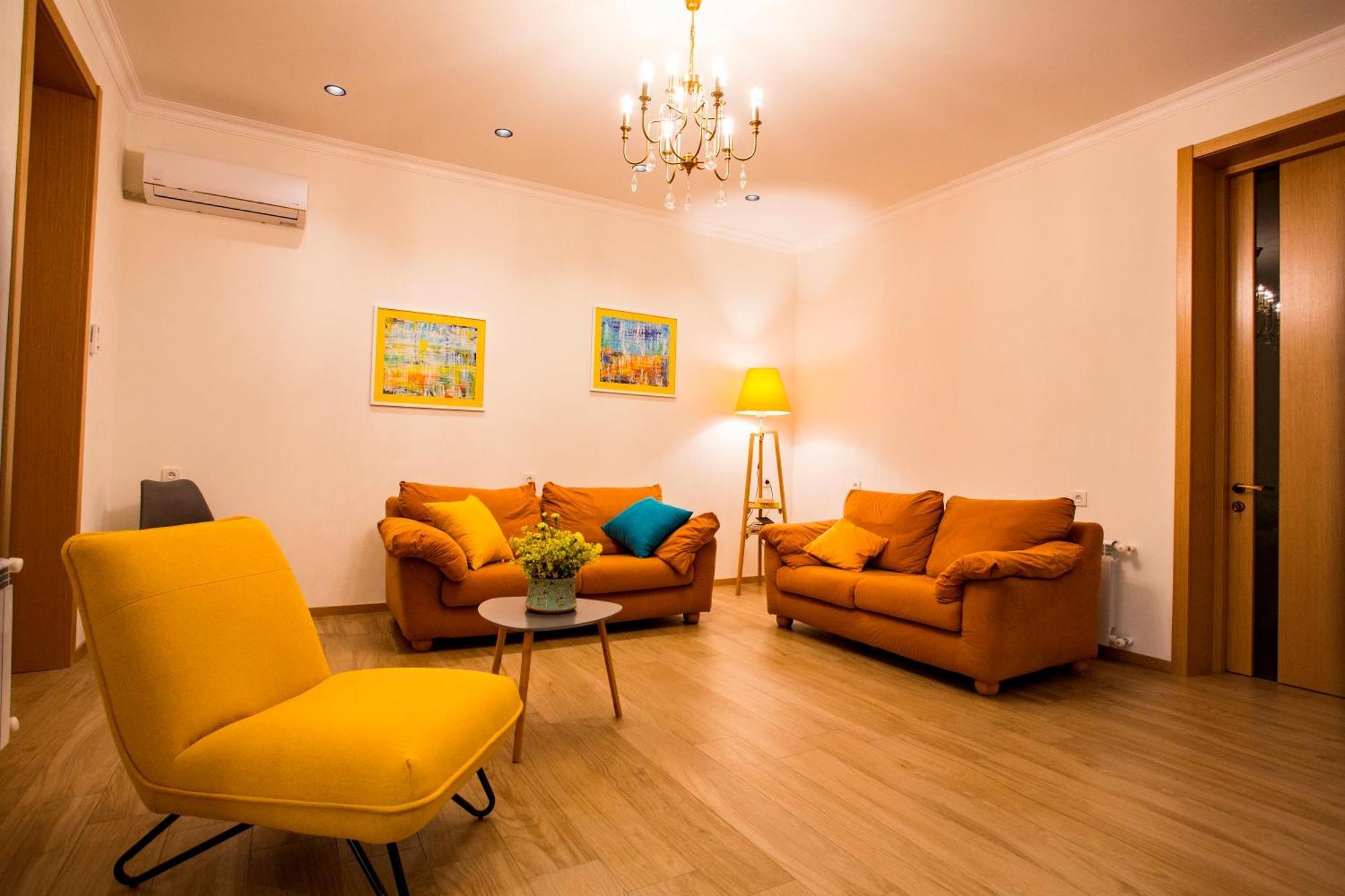 Yellow apartment in Avlabari Tbilisi Buitenkant foto