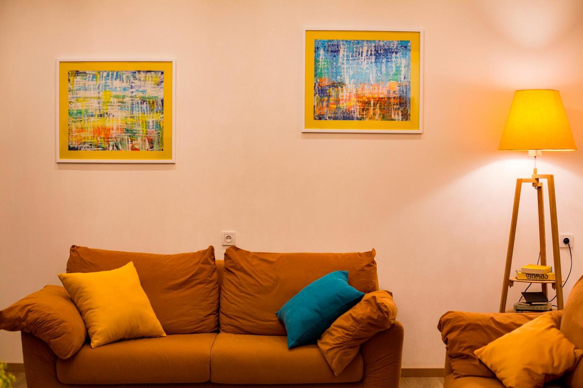 Yellow apartment in Avlabari Tbilisi Buitenkant foto