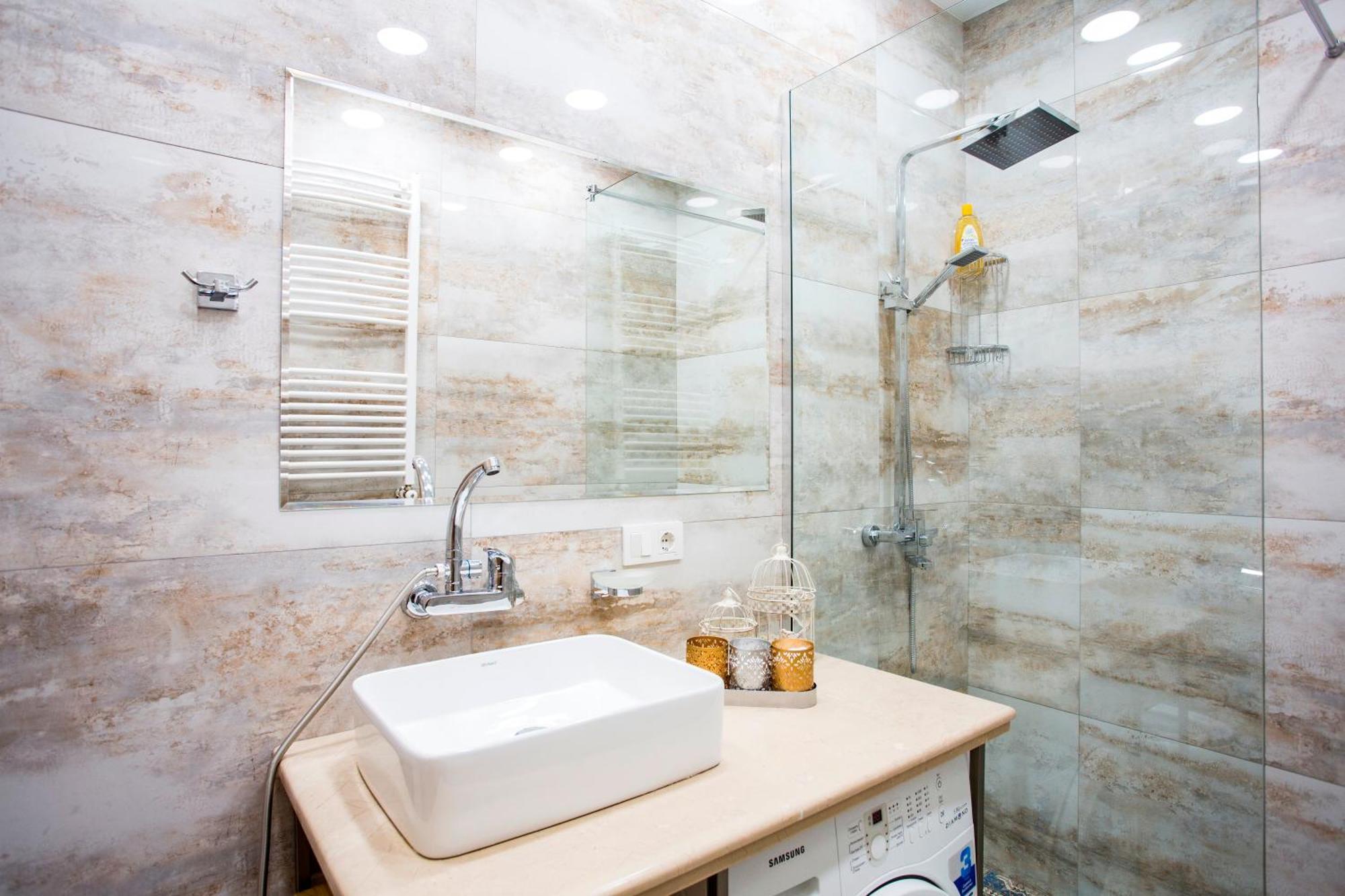 Yellow apartment in Avlabari Tbilisi Buitenkant foto