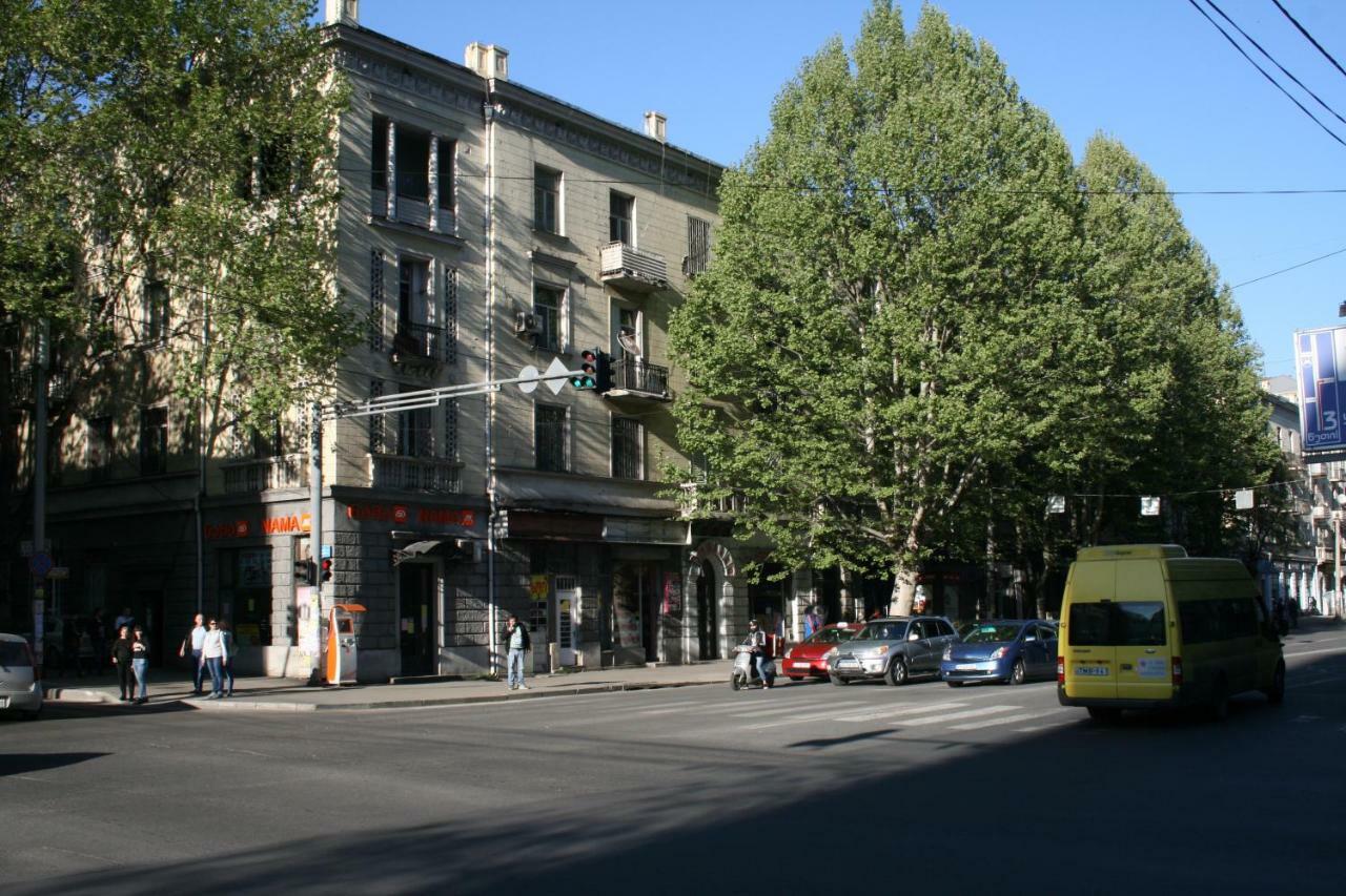 Yellow apartment in Avlabari Tbilisi Buitenkant foto