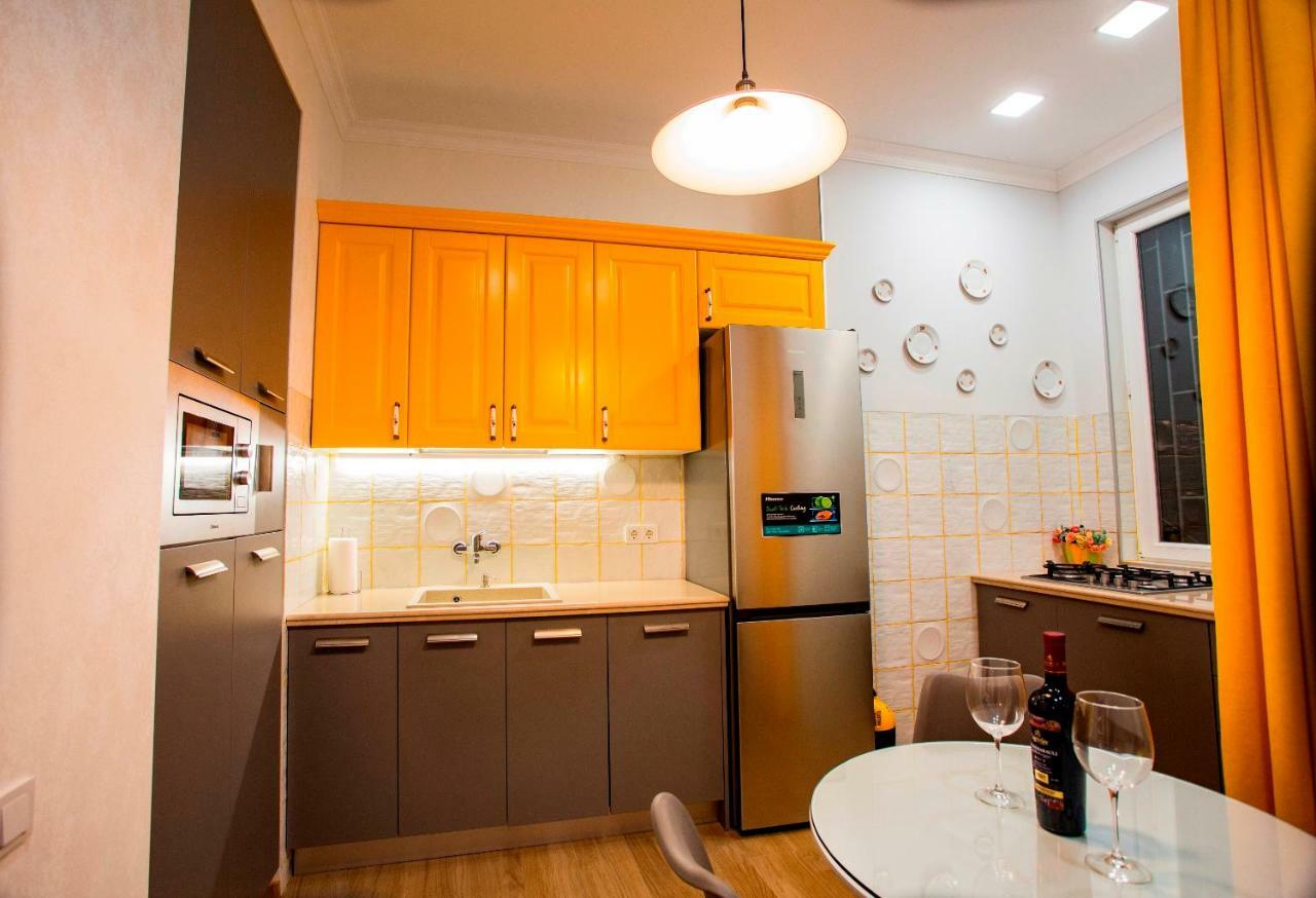 Yellow apartment in Avlabari Tbilisi Buitenkant foto