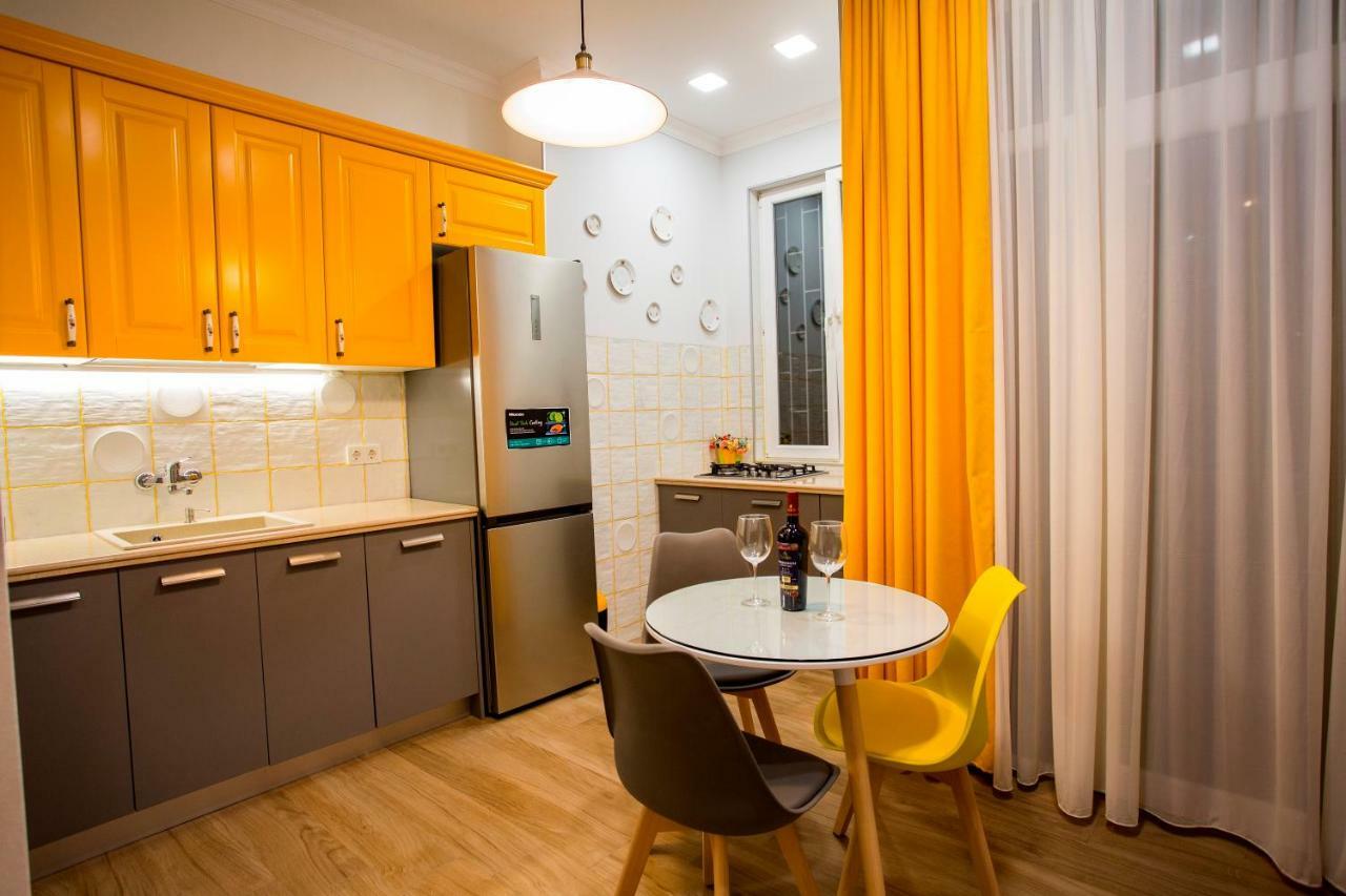 Yellow apartment in Avlabari Tbilisi Buitenkant foto