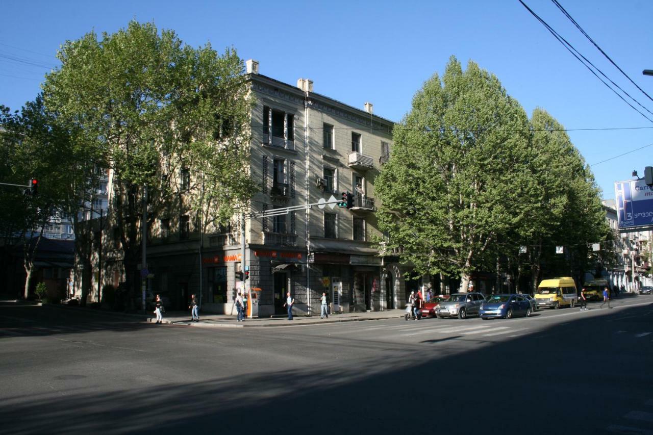 Yellow apartment in Avlabari Tbilisi Buitenkant foto